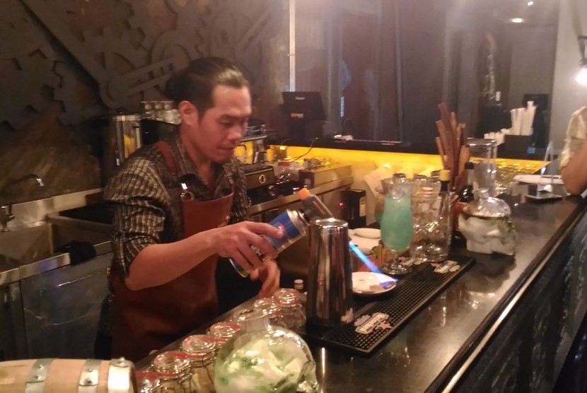 Meracik minuman ala mixology di Jakarta.