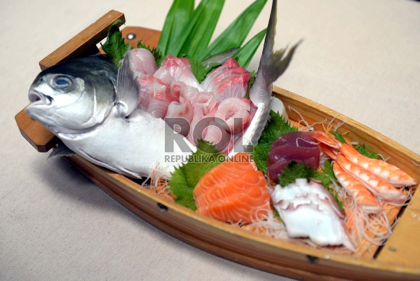 Meracik sushi yang terbuat dari bahan mentah memerlukan perhatian khusus agar tidak berakibat fatal.