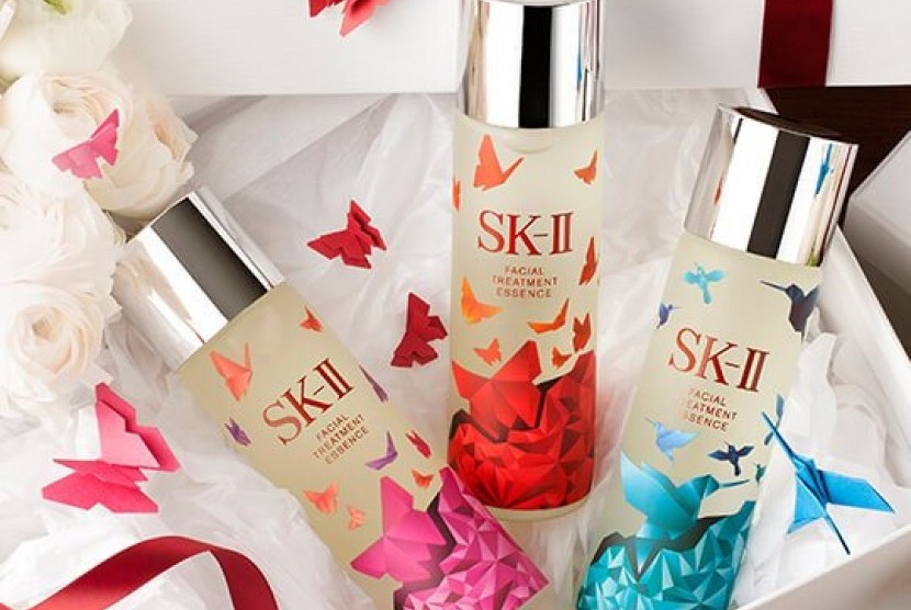 Merah, merah muda, dan biru menjadi warna utama edisi terbatas Facial Treatment Essence SK-II.