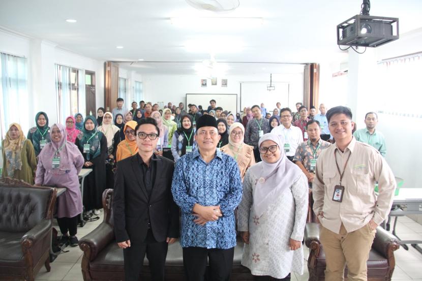 Merayakan Hari Guru ke-78, Laznas DPF bersama Mandiri Amal Insani (MAI) menyalurkan beasiswa peningkatan kompetensi untuk 100 guru di Tangerang Selatan, Banten.