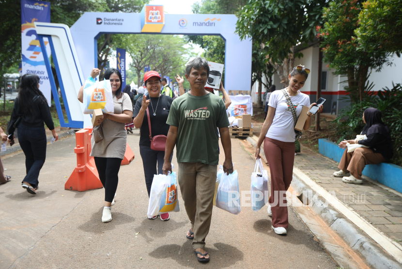 Merayakan HUT ke-27, Bank Mandiri menggelar pasar murah dengan menyediakan 50 ribu paket sembako dengan harga terjangkau yakni Rp 27 ribu. 