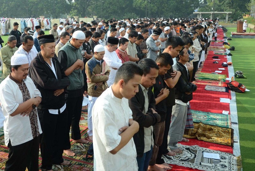 Warga Bandung melaksanakan Shalat Istisqa untuk meminta hujan sekaligus merayakan kesyukuran atas kemenangan Persib. Para Bobotoh pun ikut memenuhi Jl Diponegoro, Kota Bandung, Ahad (25/10).