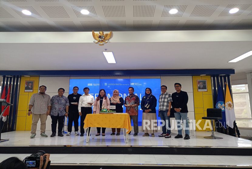 Merayakan satu dekade usianya, CfDS Fisipol UGM melakukan seremoni potong tumpeng sebagai simbol rasa syukur di Auditorium Fisipol UGM Lantai 4, Selasa (9/9/2025).  