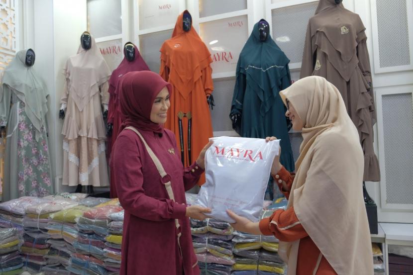 Merayakan tahun ke-11 hadir menemani keseharian Muslimah Indonesia, Mayra Indonesia melelang empat koleksi baju eksklusif rancangan kolaborasi bersama Okky Asokawati, Adelia Pasha dan Eddies Adelia