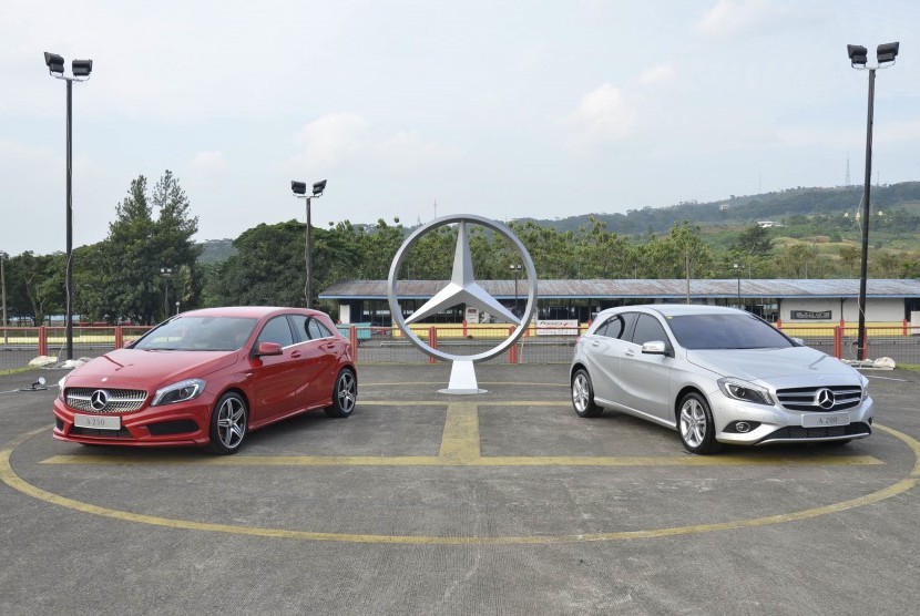 Mercedes Benz A 200 Urban (kanan) dan A 250 Sport (Kiri)