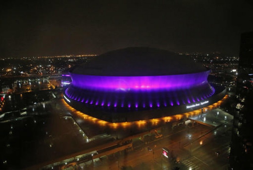 Mercedes-Benz Superdome di New Orleans juga mengubah warnanya menjadi ungu untuk menghormati kematian penyanyi Prince, Kamis, 21 April 2016.