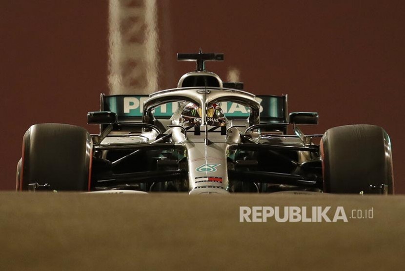 Pebalap Mercedes Lewis Hamilton memacu mobilnya di Lintasan Sirkuit Yas Marina, Abu Dhabi, United Arab Emirates, Jumat (29/11). Balapan Formula 1 Emirates Grand Prix akan dilaksanakan Ahad (1/12).