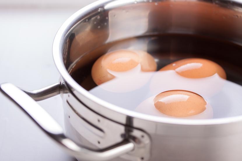 Merebus telur di panci presto. (ilustrasi). Ada beberapa makanan yang sebaiknya tidak dimasak di pancipresto karena bisa berbahaya. Salah satunya telur karena bisa meledak.