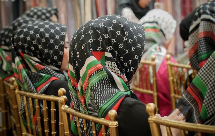 Merek hijab Wearing Klamby meluncurkan koleksi hijab Palestine Scarf dan memberikan donasi untuk warga Palestina.