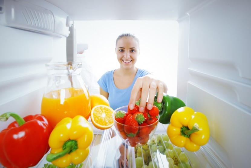 Mereka yang menyediakan makanan sehat di dapurnya ternyata memiliki berat badan lebih ringan dan lebih langsing.