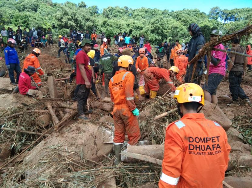Merespon kejadian banjir dan tanah longsor di Kabupaten Janeponto, Dompet Dhuafa mengirim tim evakuasi untuk bergabung bersama tim Search And Rescue (SAR) gabungan untuk melakukan evakuasi serta membuka pos sehat untuk memberikan pelayanan kesehatan gratis kepada warga terdampak.