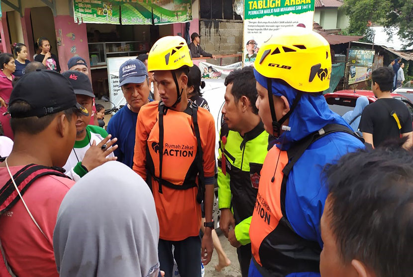   Merespons kejadian banjir ini Rumah Zakat Action sebagai unit penanggulangan bencana Rumah Zakat langsung menerjunkan relawan untuk melakukan assessment dan mendistribusikan bantuan darurat untuk para korban terdampak.