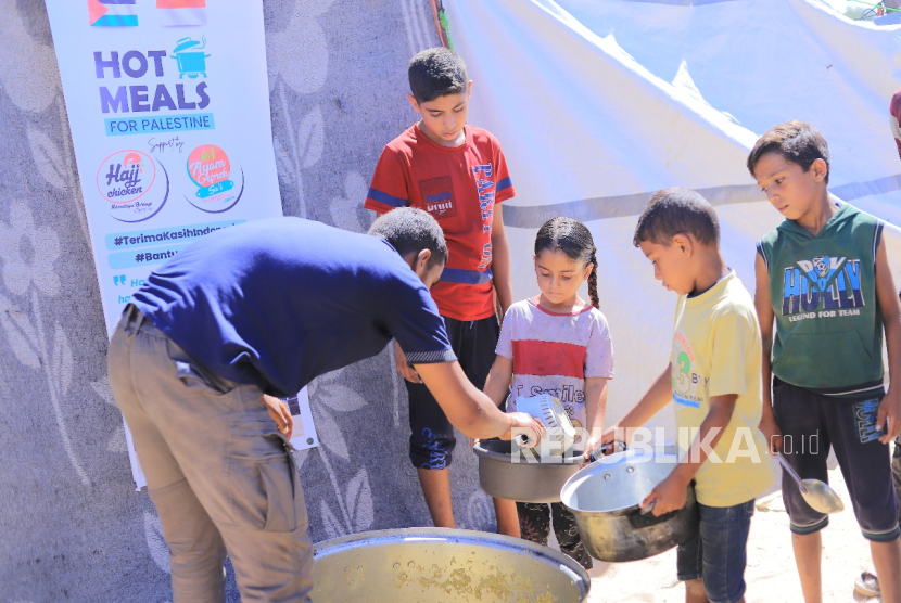 Merespons krisis kemanusiaan, AMAL mendistribusikan manakan siap santap atau hot meal kepada 3.000 penerima manfaat di Kemah Al Mawasi, Khan Younis. 