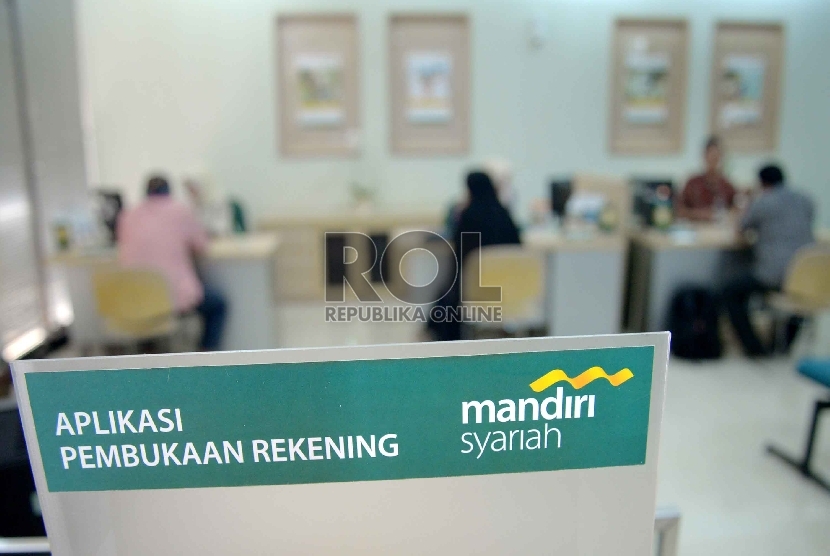 Merger Bank Umum Syariah: Petugas melayani nasabah di Bank Syariah Mandiri, Jakarta, Senin (23/2).