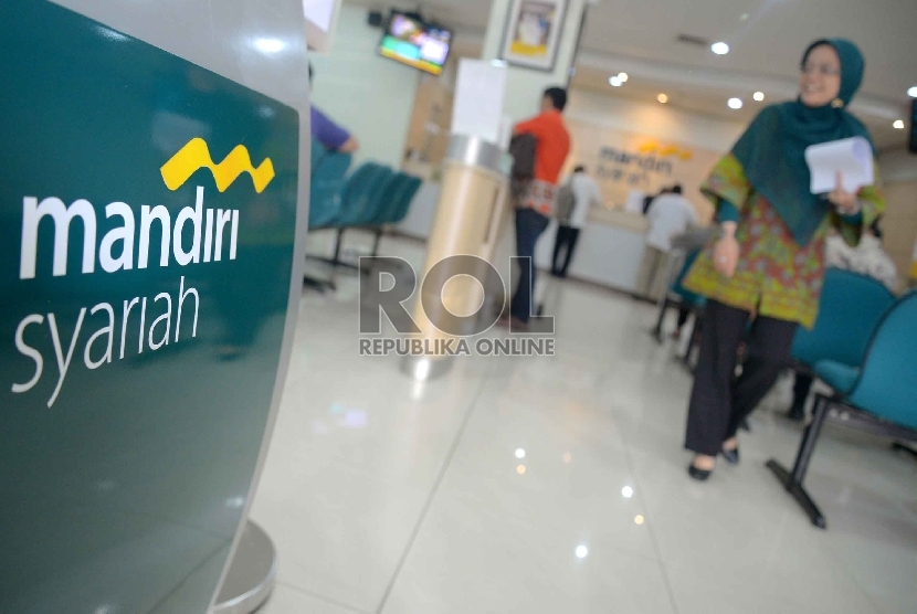 Merger Bank Umum Syariah: Petugas melayani nasabah di Bank Syariah Mandiri, Jakarta, (ilustrasi)