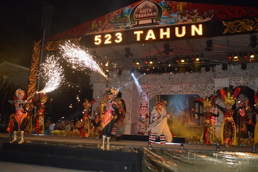 Meriah Malam Puncak HUT Tabanan 523 Tahun di Lapangan Alit Saputra Kota Tabanan penuh dengan pagelaran budaya, Senin (28/11)
