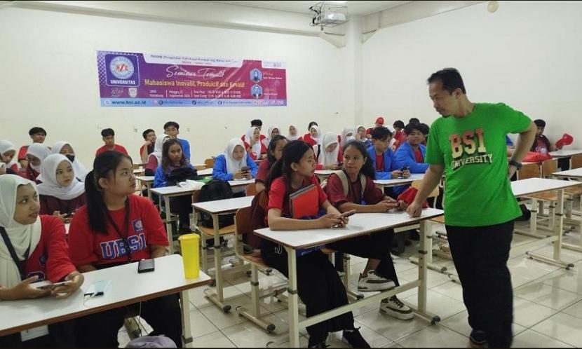 Meriahnya acara Seminar Motivasi (SEMOT) yang digelar oleh Universitas BSI (Bina Sarana Informatika) menyimpan banyak hal positif bagi mahasiswa barunya.