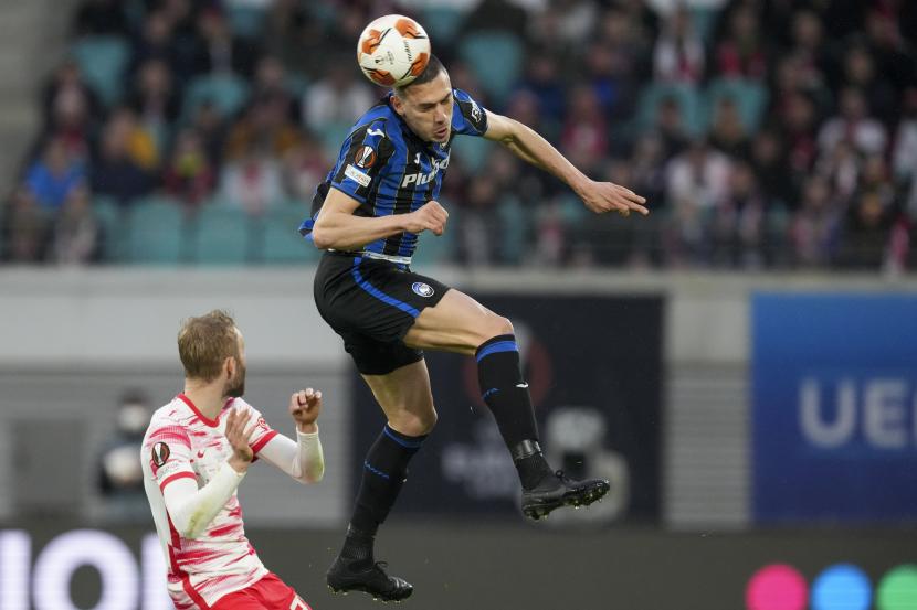 Merih Demiral dari Atalanta melompat untuk merebut bola saat pertandingan perempat final Liga Europa antara RB Leipzig dan Atalanta, di Leipzig, Jerman, Kamis, 7 April 2022. Kedua tim bermain imbang 1-1.