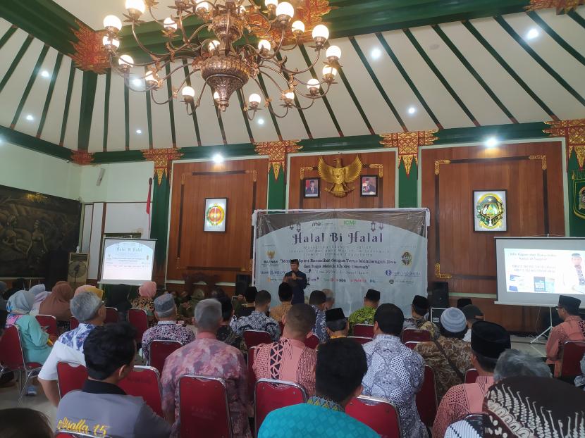 MES DIY dan ICMI DIY menggelar acara halal bihalal bertema Menjaga Spirit Ramadhan dengan Terus Membangun Jiwa dan Raga, Sabtu (13/5/2023). Acara yang digelar di Balaikota Yogyakarta tersebut menghadirkan pembicara Ustaz dr Sagiran.