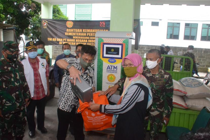 Mesin ATM beras atau ATM Pertanian Sikomandan diluncurkan oleh Menteri Pertanian Syahrul Yasin Limpo bersama Kepala Staf Angkatan Darat (KASAD) Jenderal TNI Andhika Perkasa di Kodim 0501/JPBS Kemayoran, Jakarta Pusat pada Selasa (21/4).