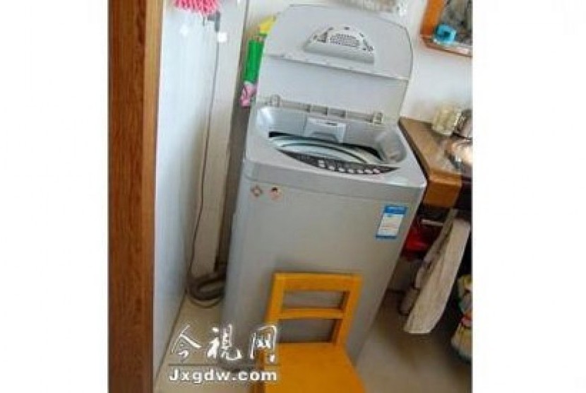 Mesin cuci milik keluarga yang melaporkan kematian dua bocah, terlihat di rumah dengan kursi kecil di dekatnya..