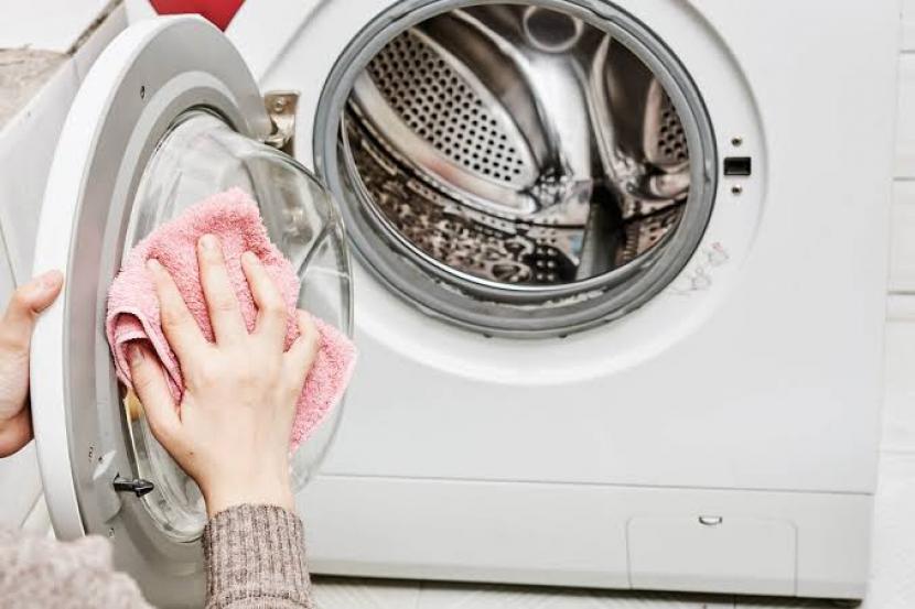 Mesin cuci perlu dibersihkan sebulan sekali agar hilang kotoran yang mengendap (iustrasi)