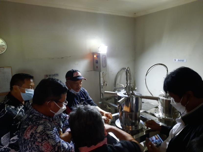 Mesin ekstraksi minyak atsiri pertama di Indonesia karya anak bangsa buatan alumni ITB Bandung, Jawa Barat.