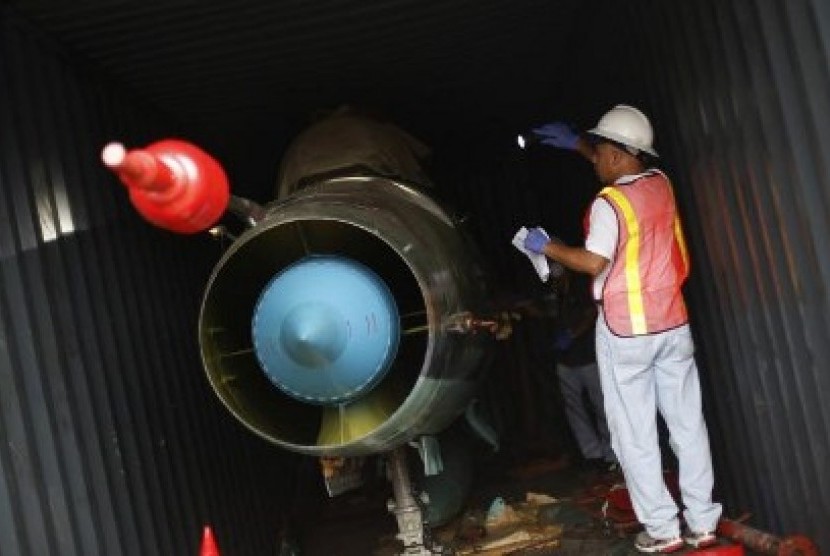 Mesin jet tempur MIG-21 di gudang kapal Korut saat diperiksa petugas pelabuhan Panama