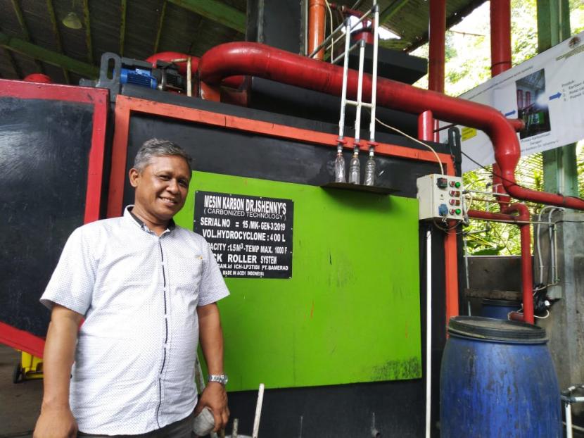 Mesin karbon Dr. Ishenny yang digunakan Pemkot Serang untuk menciptakan Bio Disinfektan sendiri. Terlihat penemu mesin, Dr. Ishenny Mohd Noor.