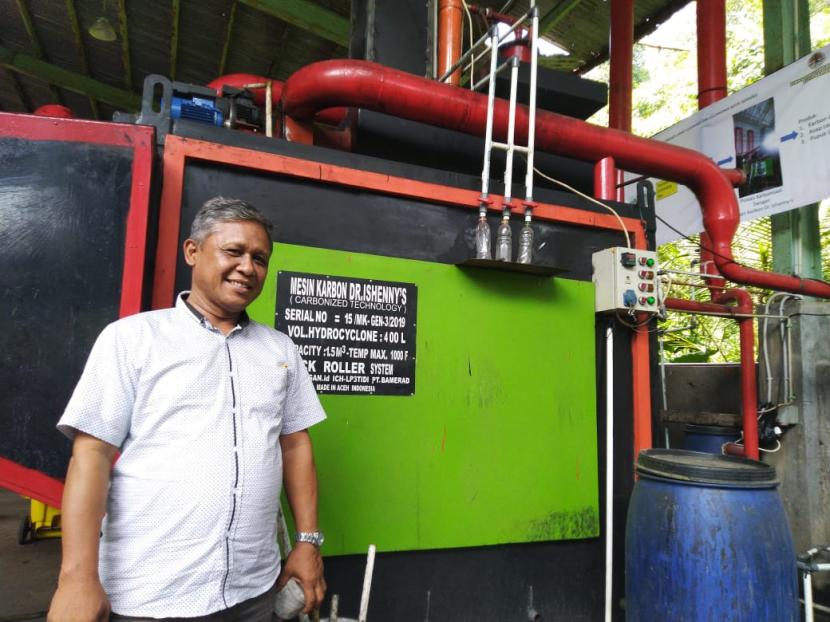 Mesin karbon Dr. Ishenny yang digunakan Pemkot Serang untuk menciptakan Bio Disinfektan sendiri. Terlihat penemu mesin, Dr. Ishenny Mohd Noo