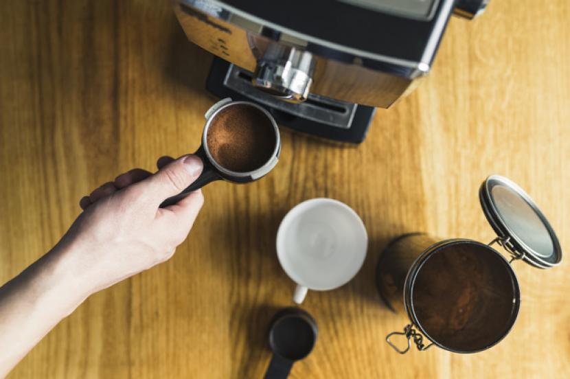 Mesin kopi di rumah sebaiknya sering diperiksi dan dibersihkan.