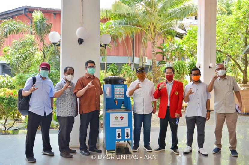Mesin pencuci tangan (hand washer) guna pencegahan penularan corona karya mahasiswa Fakultas Teknik, Universitas Hasanuddin Makassar,  diserahterimakan kepada pimpinan Unhas pada Selasa (21/4)