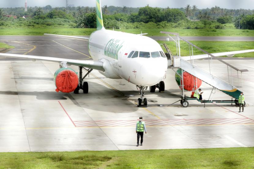 Mesin pesawat ditutup untuk menghindari abu vulkanik Gunung Raung, di Bandara Banyuwangi, Jawa Timur, Senin (8/2/2021). 