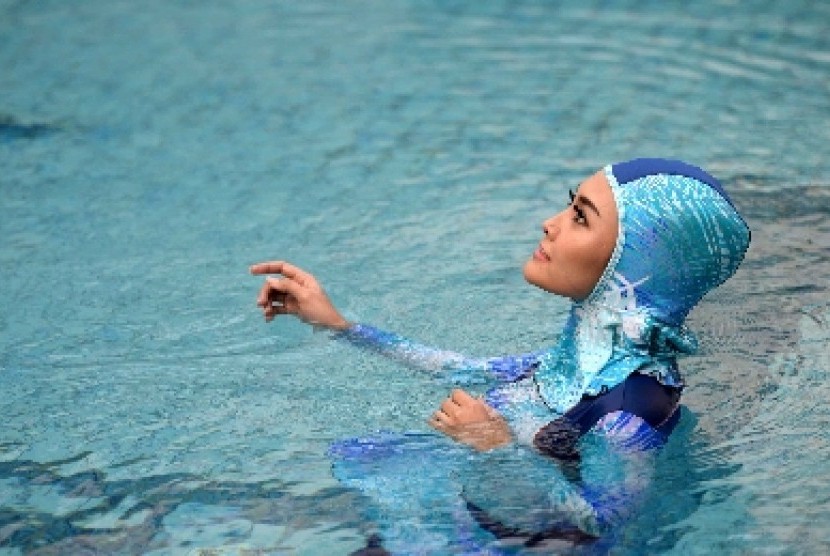 Meski butuh waktu, dewasa yang belajar berenang kelamaan akan mahir.