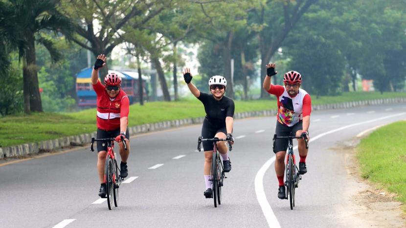 Sekjen DPP PDI Perjuangan (PDIP) Hasto Kristiyanto ikut meramaikan Banteng Ride and Run Night di Kota Medan