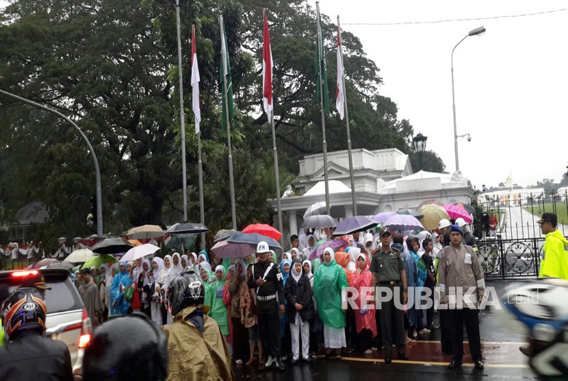 Meski hujan, warga masih antusias di depan Istana Bogor menunggu Raja Salman pulang, Rabu (1/3). 
