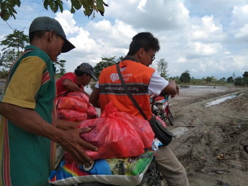 Meski jalur penuh lumpur, Relawan Rumah Zakat salurkan bantuan untuk warga.