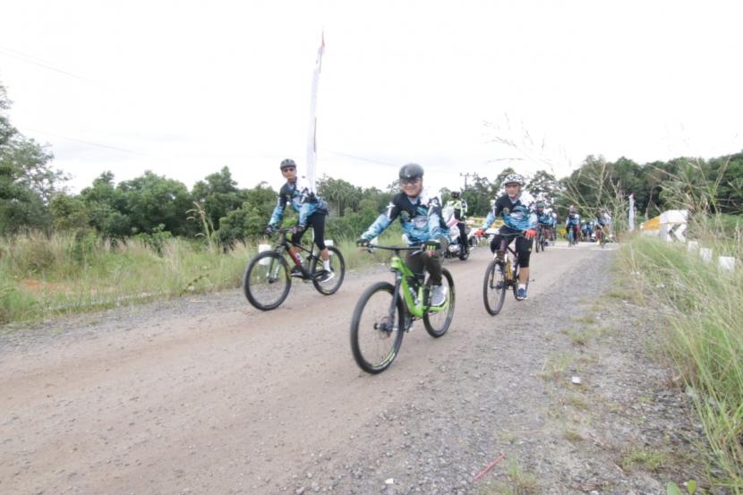 Meski Minggu pagi awan mendung disertai hujan gerimis, para peserta gowes antar instansi sudah siap berada di lokasi untuk mengikuti kegiatan fun bike dalam rangka memperingati Hari Ulang Tahun (HUT) ke-20 Pangkalan TNI Angkatan Laut (Lanal) Bangka Belitung, (8/11).