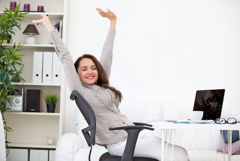 Meski sedang bekerja Anda dianjurkan untuk sesekali melakukan peregangan yang berguna juga untuk mengurangi stres.