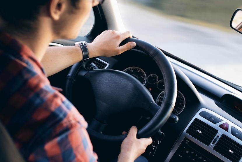 Indikator kendaraan (Ilustrasi mengendarai mobil). Jangan anggap enteng indikator rem tangan kendaraan terus menyala.