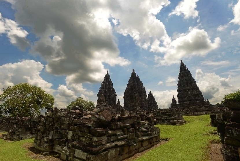 Meski telah dinyatakan kembali terbuka, sejumlah tempat wisata seperti Prambanan baru dibuka terbatas.