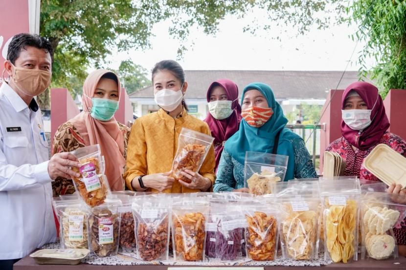 Meski terbatas oleh kondisi ekonomi dan sosial di tengah pandemi Covid-19, Kelompok Wanita Tani (KWT) Kabupaten Musi Banyuasin bersama Pemkab Muba terus berupaya tetap produktif menjaga ketahanan pangan warga.