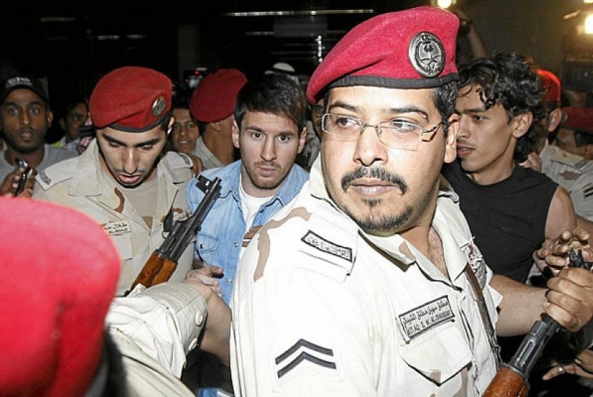 Messi Terima Sambutan Meriah Setelah Menjadi Duta Pariwisata Arab Saudi. Foto:   Messi dikawal petugas di bandara Arab Saudi