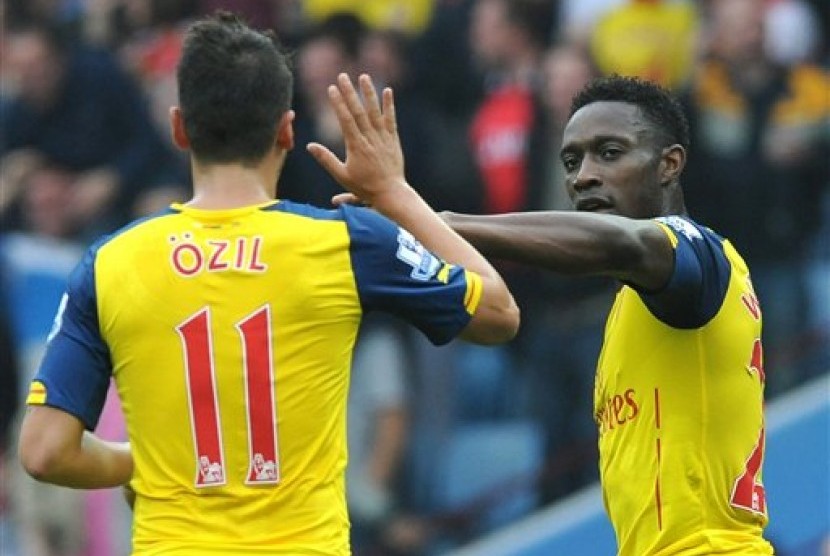 Mesut Oezil bersama Danny Welbeck.