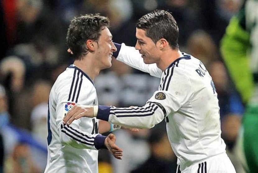 Mesut Oezil dan Cristiano Ronaldo