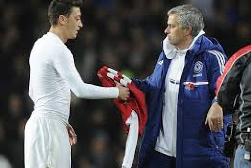 Mesut Oezil (kiri) saat memberikan jersey Arsenal kepada mantan mentornya Jose Mourinho.