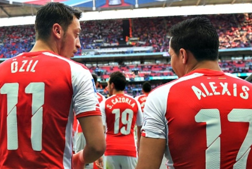 Mesut Ozil bersama Alexis Sanchez