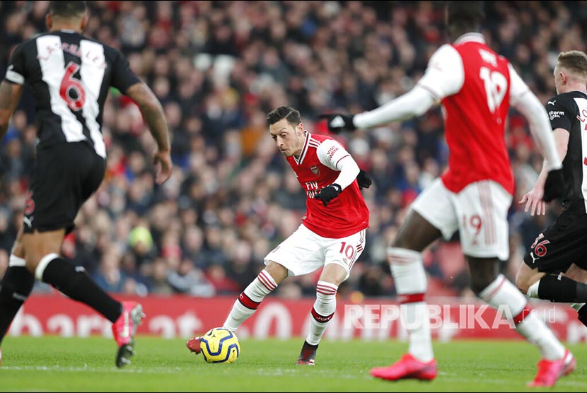 Mesut Ozil mengontrol bola pada laga Liga Inggris antara Arsenal melawan Newcastle United.