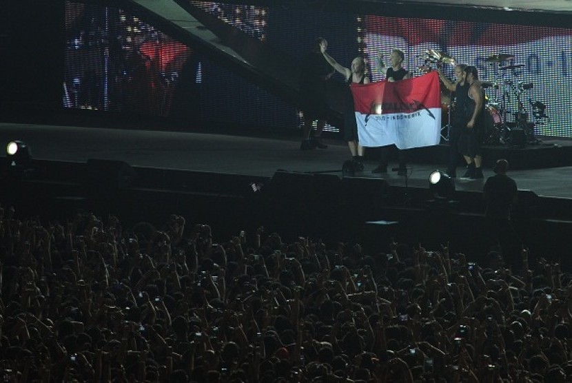 Metallica personnel rock their audience in Jakarta on Sunday night, August 25, 2013.  