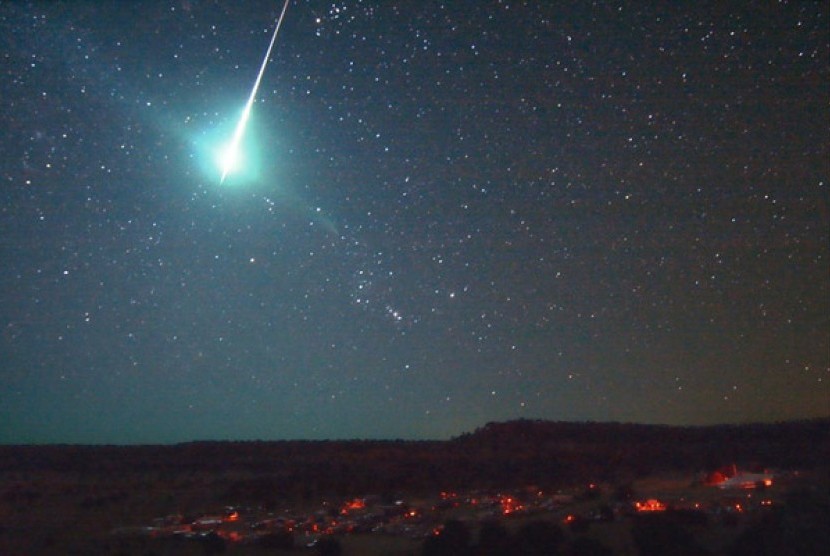 Meteorit. Ilustrasi. Bumi mungkin akan mengalami hujan meteor baru pada Desember ini ketika planet kita memasuki aliran puing-puing yang ditinggalkan oleh komet dekat Bumi di sekitar Matahari. 